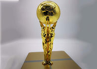 Сияющим покрытая золотом изготовленная на заказ чашка трофея с статуей держа дизайн шарика
