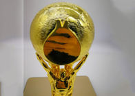 Сияющим покрытая золотом изготовленная на заказ чашка трофея с статуей держа дизайн шарика