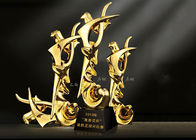 Трофеи чашек награды поли смолы материальные с абстрактной диаграммой дизайном