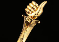 Сияющим покрытая золотом чашка трофея смолы для принятого логотипа победителей изготовленного на заказ