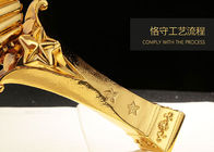 Сияющим покрытая золотом чашка трофея смолы для принятого логотипа победителей изготовленного на заказ