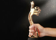 Трофеи смолы материальные для наград школы, награды формы большого пальца руки придают форму чашки трофеи