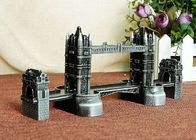 Поставьте модель здания мира украшения известную/модель на обсуждение моста башни Лондона