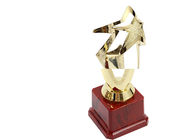 Трофеи и награды пятиконечной звезды пластиковые с красным деревянным основанием