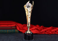 Кристаллический глобус выдалбливая вне изготовленные на заказ награды трофея полируя поверхность с подарочной коробкой