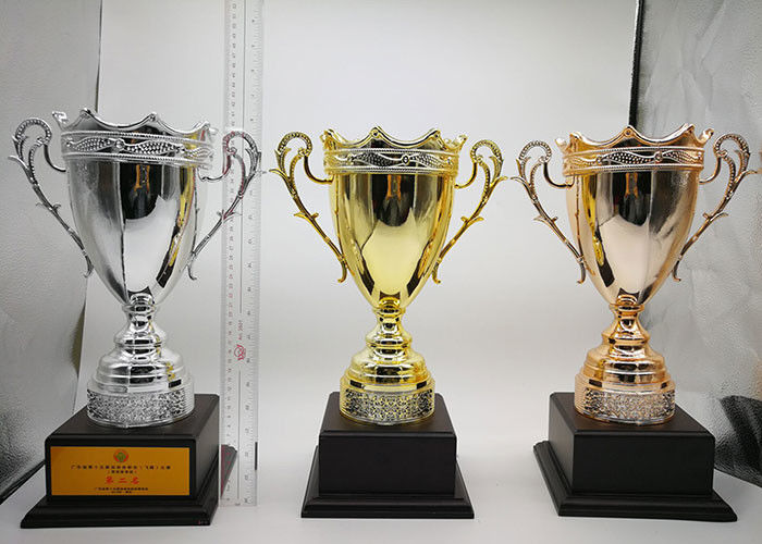 Выполненная на заказ чашка трофея металла, награда спички спорт придает форму чашки трофеи