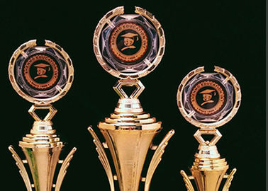 Спортсмен награждая пластиковую награду придает форму чашки трофеи, золото покрытый трофей чашки спорт