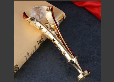Кристаллический глобус выдалбливая вне изготовленные на заказ награды трофея полируя поверхность с подарочной коробкой